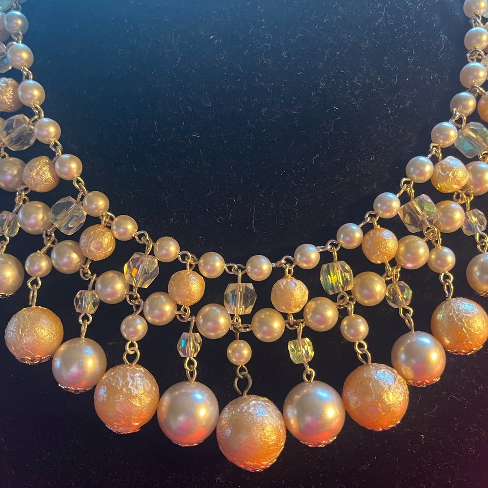 Beautiful vintage short necklace with pearls and crystals.